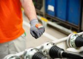 Elektronická rukavica optimalizuje logistické procesy v ŠKODA AUTO