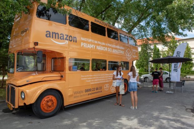 Amazon spustil náborovú kampaň s autobusom