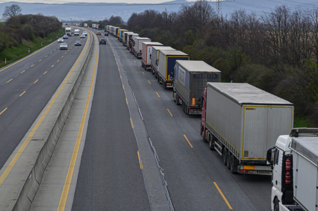 Udržať vodičov kamiónov na cestách je čoraz ťažšie