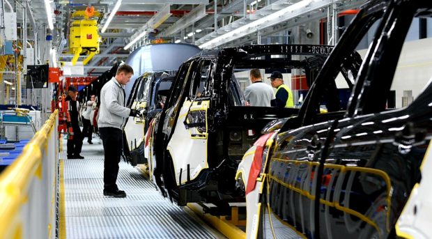 Automobilka Jaguar Land Rover spustí výrobu 18. mája