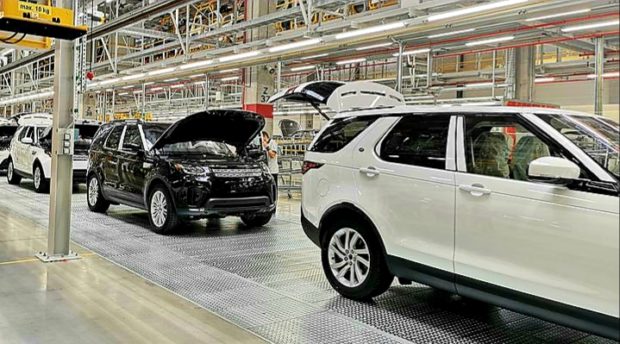 V automobilke Jaguar Land Rover si môžu zamestnanci odpracovať plat výrobou rúšok
