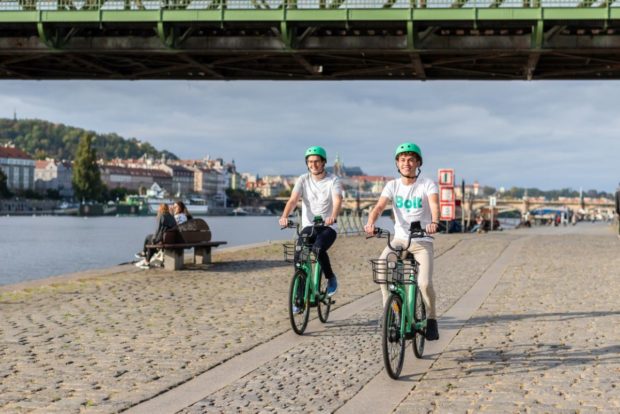 Bolt začal v Prahe prevádzkovať zdieľané elektrické bicykle