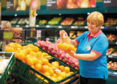 Tesco podáva pomocnú ruku seniorom v čase koronakrízy