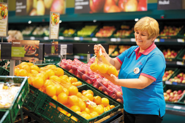 Tesco podáva pomocnú ruku seniorom v čase koronakrízy