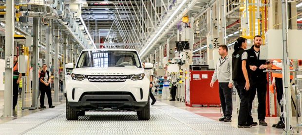 Medziročne zisk automobilky Jaguar Land Rover počas októbra až decembra stúpol o 121 miliónov libier