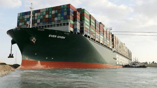 Nákladnú kontajnerovú loď v Suezskom prieplave čiastočne uvoľnili