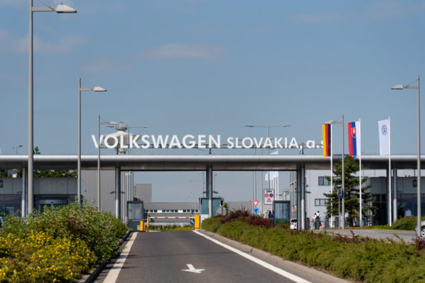Volkswagen Slovakia riadeným stmievaním šetrí energiu a pomáha biodiverzite