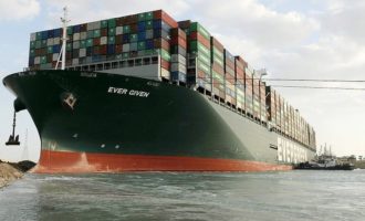 Majiteľ nákladnej lode Ever Given žiada vlastníkov nákladu o zdieľanie nákladov za škody