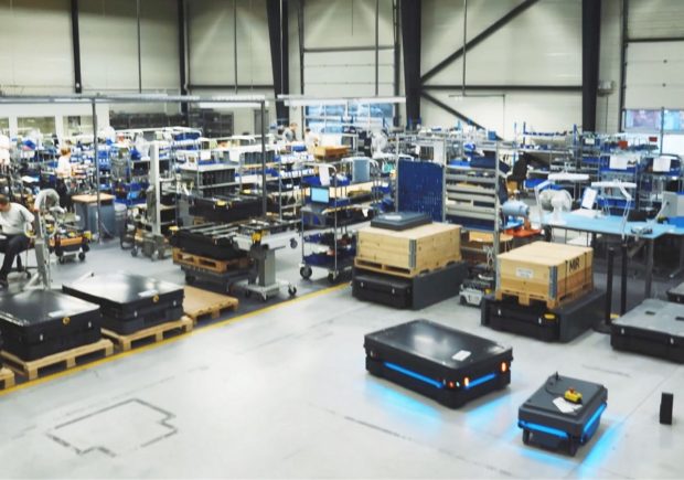 Koch Industries spolupracuje s Mobile Industrial Robots pri dodávkach autonómnych mobilných robotov