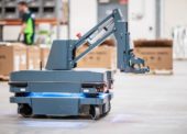 Mobile Industrial Robots prináša unikátne riešenie prepravy nákladných vozíkov MiR250 Hook