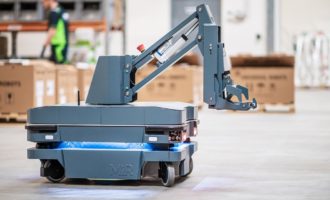 Mobile Industrial Robots prináša unikátne riešenie prepravy nákladných vozíkov MiR250 Hook