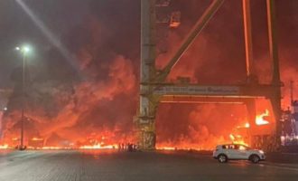 V dubajskom prístave vybuchla kontajnerová loď