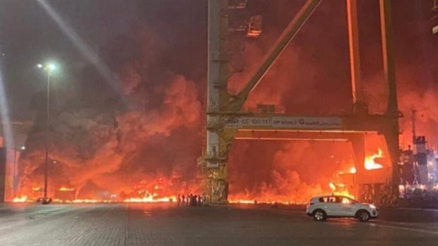V dubajskom prístave vybuchla kontajnerová loď