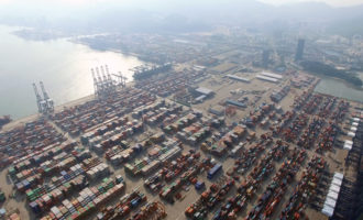 Paralyzovaný prístav v Číne spôsobil problémy v logistike