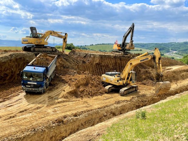 Nedostatok stavebného materiálu už ovplyvňuje štátne aj súkromné zákazky