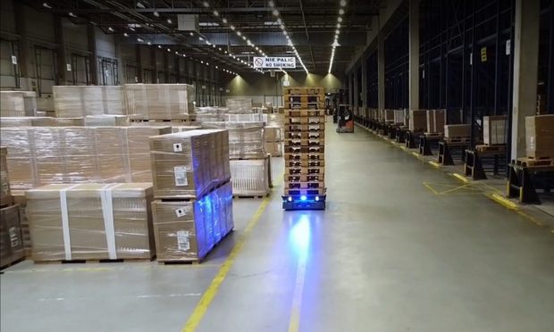 FM Logistic investuje do autonómnych mobilných robotov v logistickom centre IKEA