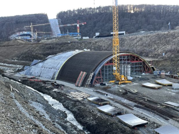 V tuneli Bikoš sú práce hotové na 75 percent