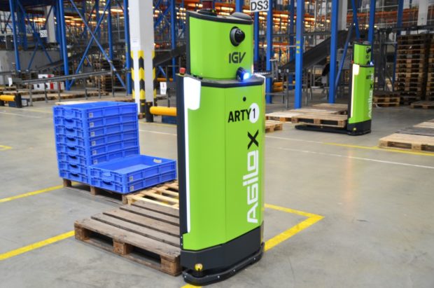 V logistickom centre Datartu v Jirnoch sú implementované autonómne vozíky Agilox