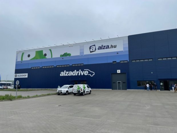 Alza otvára logistické centrum s pobočkou a prvým AlzaDrive v Maďarsku
