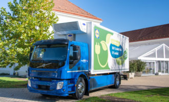 Volvo Trucks Slovensko odovzdalo prvé elektrické nákladné vozidlo určené na prepravu chladeného a mrazeného tovaru