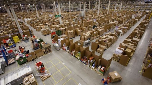 Amazon zatvorí tri sklady vo Veľkej Británii