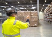 Operátori v skladoch DB Schenker používajú inteligentné okuliare