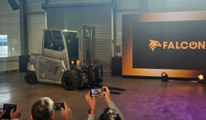 Jungheinrich v Hamburgu predstavil novinky a vypustil sokola z budúcnosti