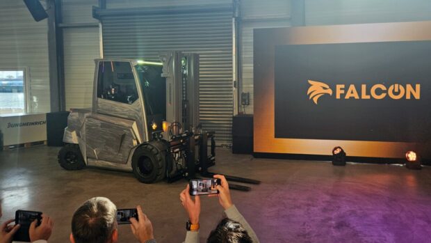 Jungheinrich v Hamburgu predstavil novinky a vypustil sokola z budúcnosti