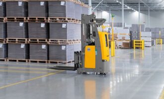 Mobilní roboti Jungheinrich optimalizujú tok materiálu a zvyšujú bezpečnosť pri bezpečnej zmiešanej prevádzke